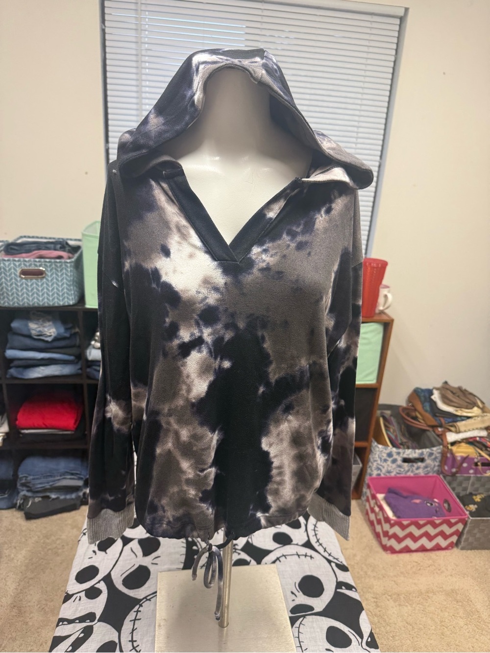 Tie-Dye Hooded V-Neck Pullover Sweater - Black & Gray